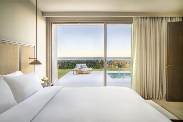 Photo d'une chambre dans l'hôtel Fairmont avec vue piscine et plage