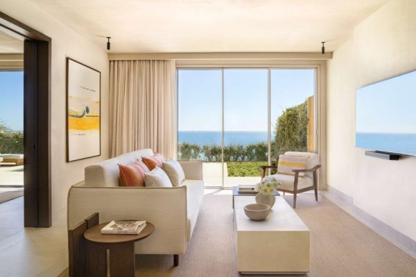 Salon de la chambre 250m2 avec piscine et vue face à la mer