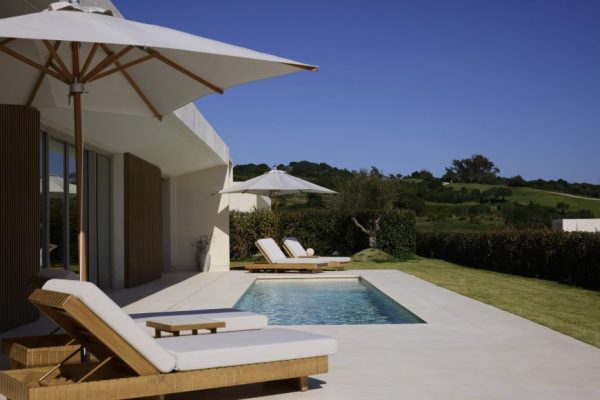 Terrasse d'une piscine dans une des chambres d'hôtel à Fairmont