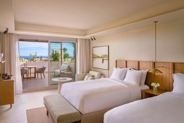 Photo de deux lit double dans une chambre d'hôtel à Fairmont avec une vue prenante sur la terrasse ainsi qu'une vue sur la mer