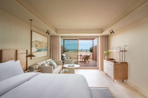 Photo d'une chambre d'hôtel avec terrasse et vue de la mer. Prise de l'intérieur à l'hôtel Fairmont