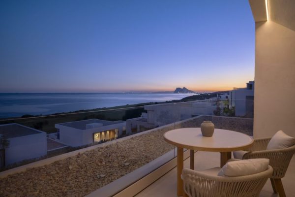 Début de soirée sur une terrasse face à la mer dans une des chambres d'hôtel de fairmont en Espagne