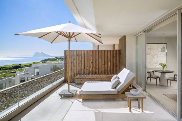Terrasse d'une chambre d'hôtel avec balcon et parasol